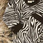 Een leuke pyjama in zebraprint met de kleuren bruin en wit  uit de collectie van Little Indians. Gemaakt van biologisch katoen en de maat valt normaal. 
