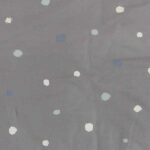 Een heerlijke slaapzak in de kleur grijs uit de collectie van Briljant Baby. Deze slaapzak is gemaakt van katoen en uitermate geschikt voor de warme dagen of in combinatie met een lakentje of deken.