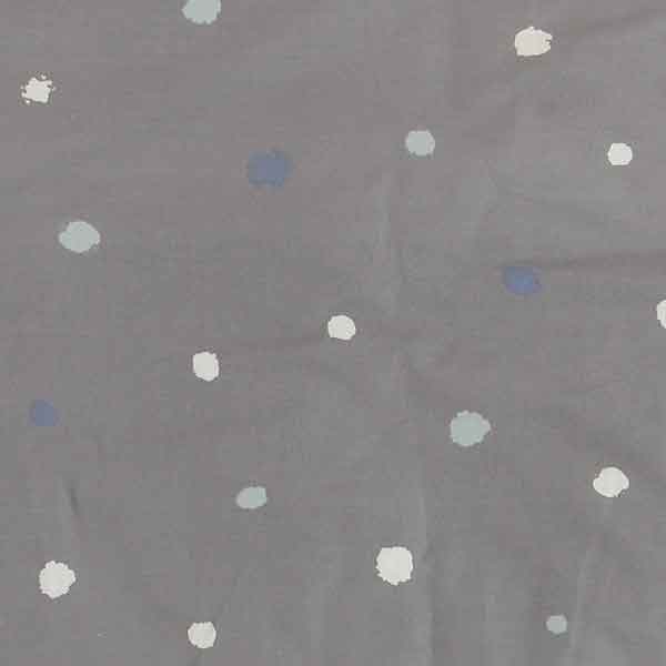 Een heerlijke slaapzak in de kleur grijs uit de collectie van Briljant Baby. Deze slaapzak is gemaakt van katoen en uitermate geschikt voor de warme dagen of in combinatie met een lakentje of deken.