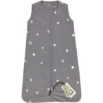 Een heerlijke slaapzak in de kleur grijs uit de collectie van Briljant Baby. Deze slaapzak is gemaakt van katoen en uitermate geschikt voor de warme dagen of in combinatie met een lakentje of deken.