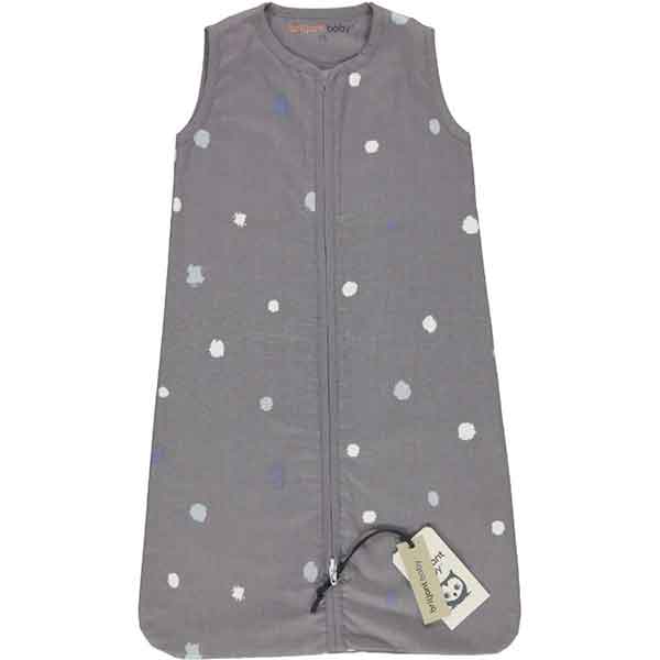 Een heerlijke slaapzak in de kleur grijs uit de collectie van Briljant Baby. Deze slaapzak is gemaakt van katoen en uitermate geschikt voor de warme dagen of in combinatie met een lakentje of deken.