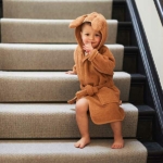 Een heerlijke zachte badjas in de kleur caramel van het merk Jollein. Gemaakt van badstof katoen. Heerlijk warm en makkelijk voor na het douchen of badderen.