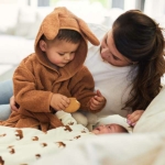 Een heerlijke zachte badjas in de kleur caramel van het merk Jollein. Gemaakt van badstof katoen. Heerlijk warm en makkelijk voor na het douchen of badderen.