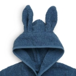 Een heerlijke zachte badjas in de kleur blauw van het merk Jollein. Gemaakt van badstof katoen. Heerlijk warm en makkelijk voor na het douchen of badderen.