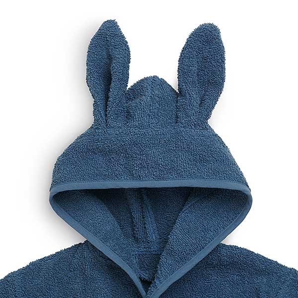 Een heerlijke zachte badjas in de kleur blauw van het merk Jollein. Gemaakt van badstof katoen. Heerlijk warm en makkelijk voor na het douchen of badderen.