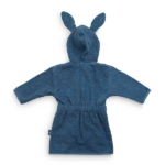 Een heerlijke zachte badjas in de kleur blauw van het merk Jollein. Gemaakt van badstof katoen. Heerlijk warm en makkelijk voor na het douchen of badderen.