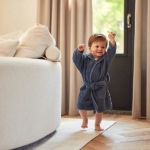 Een heerlijke zachte badjas in de kleur blauw van het merk Jollein. Gemaakt van badstof katoen. Heerlijk warm en makkelijk voor na het douchen of badderen.