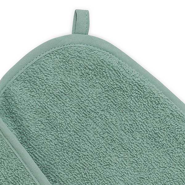 Handige en zachte groene badstof badcape van Jollein uit het Design Basics - Ash Green. Deze badcape is onder andere te gebruiken na het badderen of na het babyzwemmen.