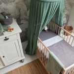 Handige en zachte groene badstof badcape van Jollein uit het Design Basics - Ash Green. Deze badcape is onder andere te gebruiken na het badderen of na het babyzwemmen. 