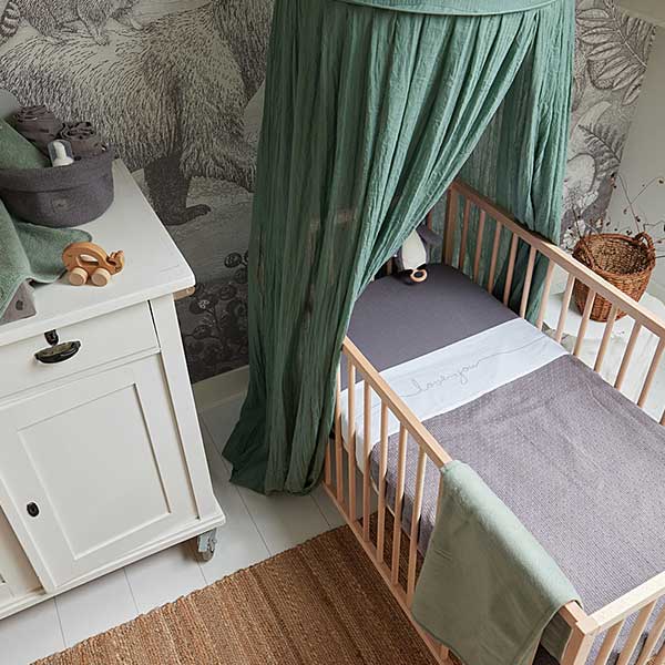 Handige en zachte groene badstof badcape van Jollein uit het Design Basics - Ash Green. Deze badcape is onder andere te gebruiken na het badderen of na het babyzwemmen.