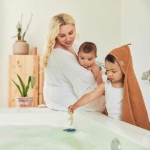 Handige en zachte bruine badstof badcape van Jollein uit het Design Basics – Caramel. Deze badcape is onder andere te gebruiken na het badderen of na het babyzwemmen.