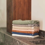 Handige en zachte witte badstof badcape van Jollein uit het Design Basics – Ivory. Deze badcape is onder andere te gebruiken na het badderen of na het babyzwemmen.