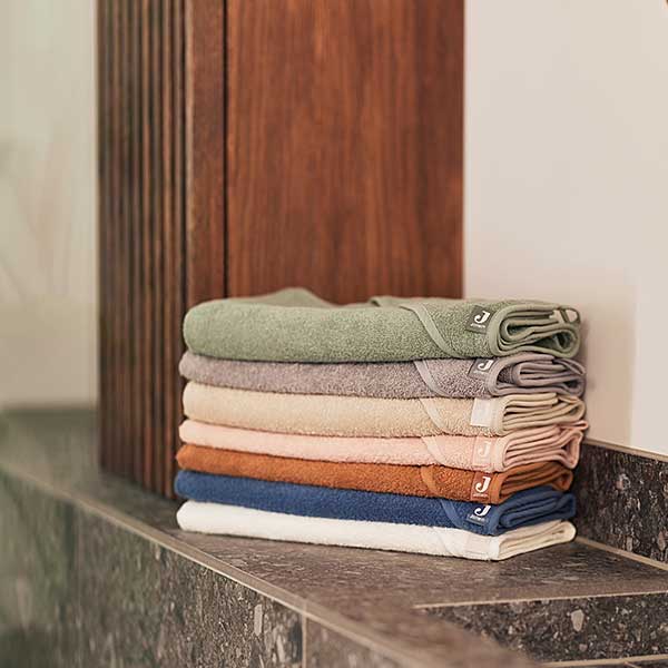 Handige en zachte witte badstof badcape van Jollein uit het Design Basics – Ivory. Deze badcape is onder andere te gebruiken na het badderen of na het babyzwemmen.