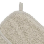 Handige en zachte zandkleurig badstof badcape van Jollein uit het Design Basics – Nougat. Deze badcape is onder andere te gebruiken na het badderen of na het babyzwemmen.