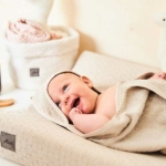 Handige en zachte zandkleurig badstof badcape van Jollein uit het Design Basics – Nougat. Deze badcape is onder andere te gebruiken na het badderen of na het babyzwemmen.