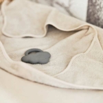 Handige en zachte zandkleurig badstof badcape van Jollein uit het Design Basics – Nougat. Deze badcape is onder andere te gebruiken na het badderen of na het babyzwemmen.