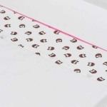 Dit geweldige witte ledikantlakentje Frederic Pink van het kwaliteitsmerk Briljant Baby is gemaakt van hoge kwaliteit katoen en voorzien van leuke details en een roze satijnen bies.