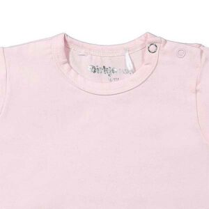 Een mooi basics t-shirt in een zachtroze kleur uit de collectie Dirkje Babywear. Het shirtje heeft lange mouwen en de kleine maatjes hebben drukkers op de schouder.