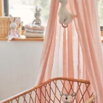 Maak met deze mooie zachtroze ledikantsluier van het merk Jollein uit het Design Basics een heerlijke knusse slaapplek voor jouw kleintje.