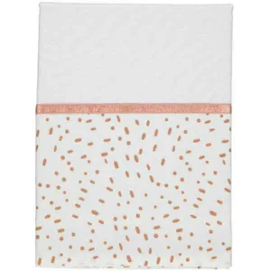 Dit geweldig mooie laken uit de collectie Minimal Terra van het kwaliteitsmerk Briljant Baby is gemaakt van hoge kwaliteit katoen en is voorzien van leuke vlekkenprint.