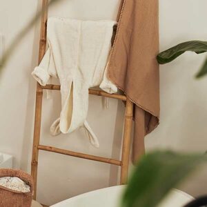 Een heerlijke zachte badjas in de kleur ivory van het merk Jollein. Gemaakt van badstof katoen. Heerlijk warm en makkelijk voor na het douchen of badderen.