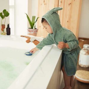 Een heerlijke zachte badjas in de kleur groen van het merk Jollein. Gemaakt van badstof katoen. Heerlijk warm en makkelijk voor na het douchen of badderen.