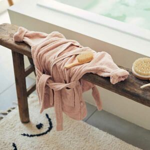 Een heerlijke zachte badjas in de kleur pale pink van het merk Jollein. Gemaakt van badstof katoen. Heerlijk warm en makkelijk voor na het douchen of badderen.
