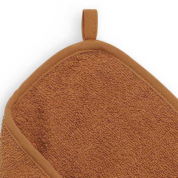 Handige en zachte bruine badstof badcape van Jollein uit het Design Basics – Caramel. Deze badcape is onder andere te gebruiken na het badderen of na het babyzwemmen.