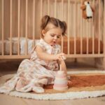 Dit schattige slaapzakje met een overall print van Walvissen komt uit de collectie Whales van Jollein. Het slaapzakje is gemaakt van hydrofiel katoen met een roze print. De biezen zijn ook in de kleur roze. Door de lage TOG waarde is hij perfect voor gebruik in de zomer, of juist in de winter in combinatie met een dekentje.