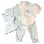 Een schattig blauw 4-delig setje bestaand uit een overslagshirtje lange mouw, romper korte mouw met de tekst 'it's a Boy, broekje zonder voetjes en een effen muts. Voor de een stoere jongen van het merk Soft Touch. 