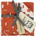 Deze monddoekjes komt uit onze nieuwe ‘Art’ collectie. Een collectie die zich kenmerkt door het gebruik van abstracte vormen en prachtige warme kleuren. Bestaand uit 3 designs: x1 effen – 1x terra met witte strepen – 1x wit met terra strepen.