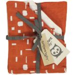 Deze washandjes komt uit onze nieuwe 'Art' collectie. Een collectie die zich kenmerkt door het gebruik van abstracte vormen en prachtige warme kleuren. Bestaand uit 3 designs: x1 effen - 1x terra met witte strepen - 1x wit met terra strepen.