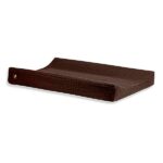 Een aankleedkussenhoes kan niet ontbreken in je setje voor jouw kleintje. Hier een hele mooie hoes gemaakt van zacht katoen in de kleur Chestnut uit de Wrinkled collectie van Jollein.