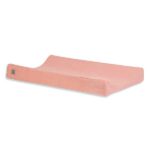 Een aankleedkussenhoes kan niet ontbreken in je setje voor jouw kleintje. Hier een hele mooie hoes gemaakt van zacht katoen in de kleur Rosewood uit de Wrinkled collectie van Jollein.