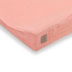 Een aankleedkussenhoes kan niet ontbreken in je setje voor jouw kleintje. Hier een hele mooie hoes gemaakt van zacht katoen in de kleur Rosewood uit de Wrinkled collectie van Jollein.