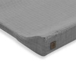 Een aankleedkussenhoes kan niet ontbreken in je setje voor jouw kleintje. Hier een hele mooie hoes gemaakt van zacht katoen in de kleur Storm Grey uit de Wrinkled collectie van Jollein.