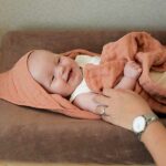 Handige en zachte badcape gemaakt van hydrofiel katoen in de kleur Rosewood van Jollein. Heerlijk zacht en zeer geschikt voor de zachte en gevoelige babyhuid.