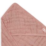 Handige en zachte badcape gemaakt van hydrofiel katoen in de kleur Rosewood van Jollein. Heerlijk zacht en zeer geschikt voor de zachte en gevoelige babyhuid.