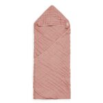 Handige en zachte badcape gemaakt van hydrofiel katoen in de kleur Rosewood van Jollein. Heerlijk zacht en zeer geschikt voor de zachte en gevoelige babyhuid.