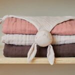 Een mooie donkerbruine deken uit de collectie Wrinkled Chestnut van Jollein. Deze meerlaagse hydrofiele deken is geschikt voor het ledikantje.