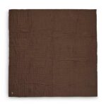 Een mooie donkerbruine deken uit de collectie Wrinkled Chestnut van Jollein. Deze meerlaagse hydrofiele deken is geschikt voor het ledikantje.