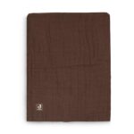 Een mooie donkerbruine deken uit de collectie Wrinkled Chestnut van Jollein. Deze meerlaagse hydrofiele deken is geschikt voor het ledikantje.