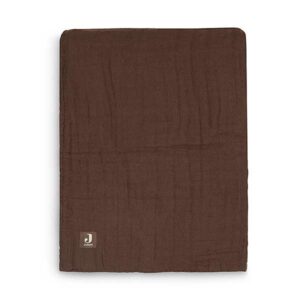 Een mooie donkerbruine deken uit de collectie Wrinkled Chestnut van Jollein. Deze meerlaagse hydrofiele deken is geschikt voor het ledikantje.
