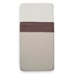 Zacht lakentje gemaakt van hydrofiel katoen in de kleur Chesnut van Jollein. Heerlijk zacht en zeer geschikt voor de tere en gevoelige babyhuid.