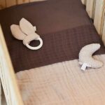 Zacht lakentje gemaakt van hydrofiel katoen in de kleur Chesnut van Jollein. Heerlijk zacht en zeer geschikt voor de tere en gevoelige babyhuid.