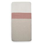 Zacht lakentje gemaakt van hydrofiel katoen in de kleur Rosewood van Jollein. Heerlijk zacht en zeer geschikt voor de tere en gevoelige babyhuid.