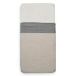 Zacht lakentje gemaakt van hydrofiel katoen in de kleur Storm Grey van Jollein. Heerlijk zacht en zeer geschikt voor de tere en gevoelige babyhuid.