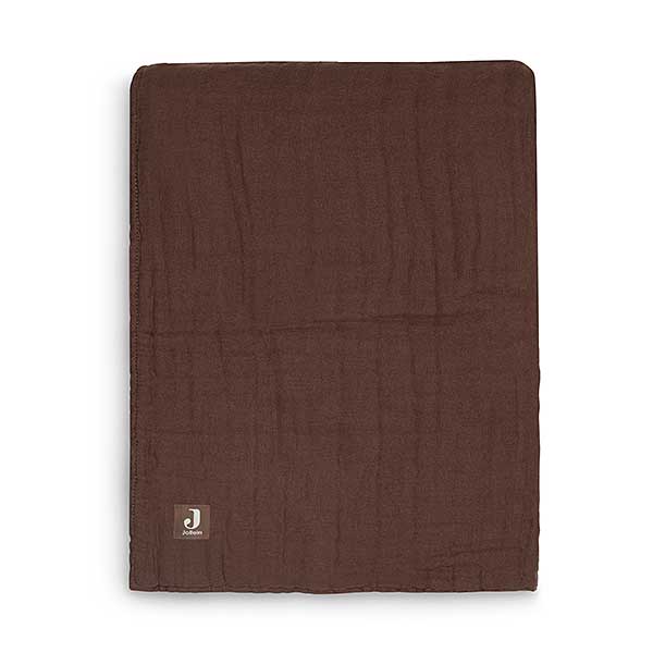 Een mooie donkerbruine deken uit de collectie Wrinkled Chestnut van Jollein. Deze meerlaagse hydrofiele deken is geschikt voor het ledikantje.