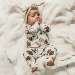 Een heerlijk zacht gebroken wit boxpakje van soepele tricot met een leuke rozen & vogels uit de collectie van Hot Pink. Boxpakje heeft geen voetjes.