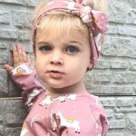 Een hip shirtje met lange mouwen in de kleur roze. Het shirtje heeft een bedrukking van lama's & cactussen. De hals is afgezet met een witte bies. Gemaakt van biologisch katoen.